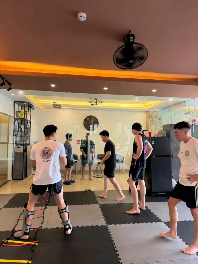 Lớp nhóm sáu người đang tập đích tại RHINO Tây Hồ
