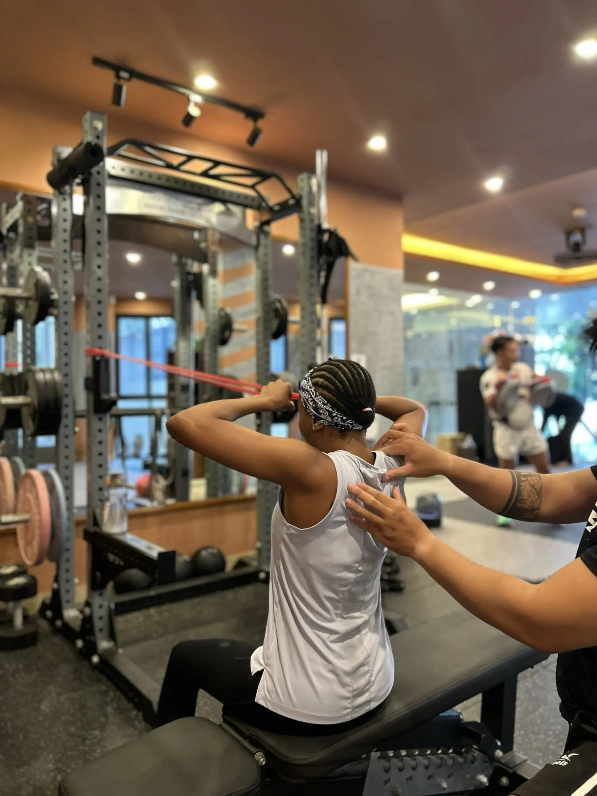 Huấn luyện viên hướng dẫn một học viên tập đích tại Rhino Thai Boxing Gym