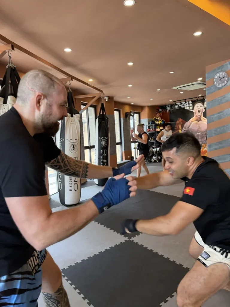 Góc ngang cận vừa cho thấy chân và hông học viên chuyển động khi thực hiện cú đấm boxing