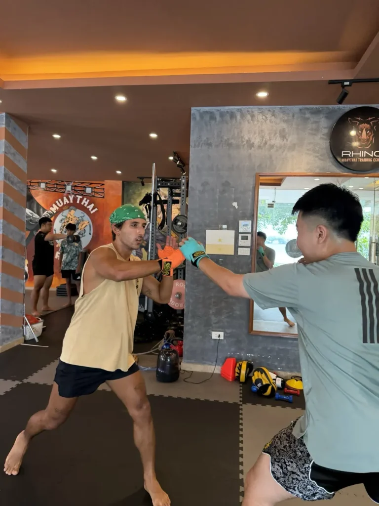 HLV RHINO hướng dẫn cách tăng lực đấm trong boxing khi học viên thực hiện một cú đấm thẳng hoàn chỉnh