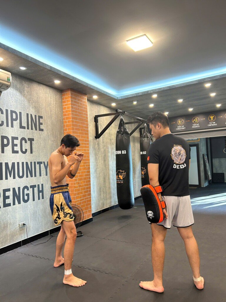 Toàn thân học viên RHINO ở góc chéo 45 độ trong tư thế bắt đầu trước khi thực hiện low kick