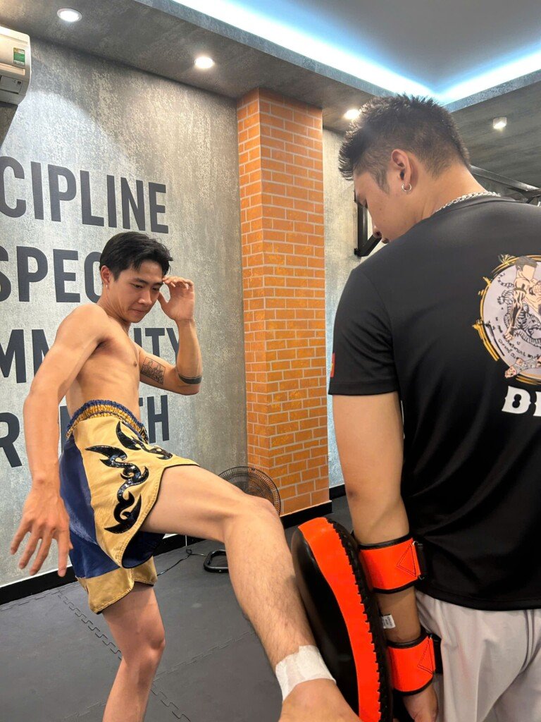 Góc thấp cận vừa cho thấy vị trí chân trụ và hông của học viên khi thực hiện low kick